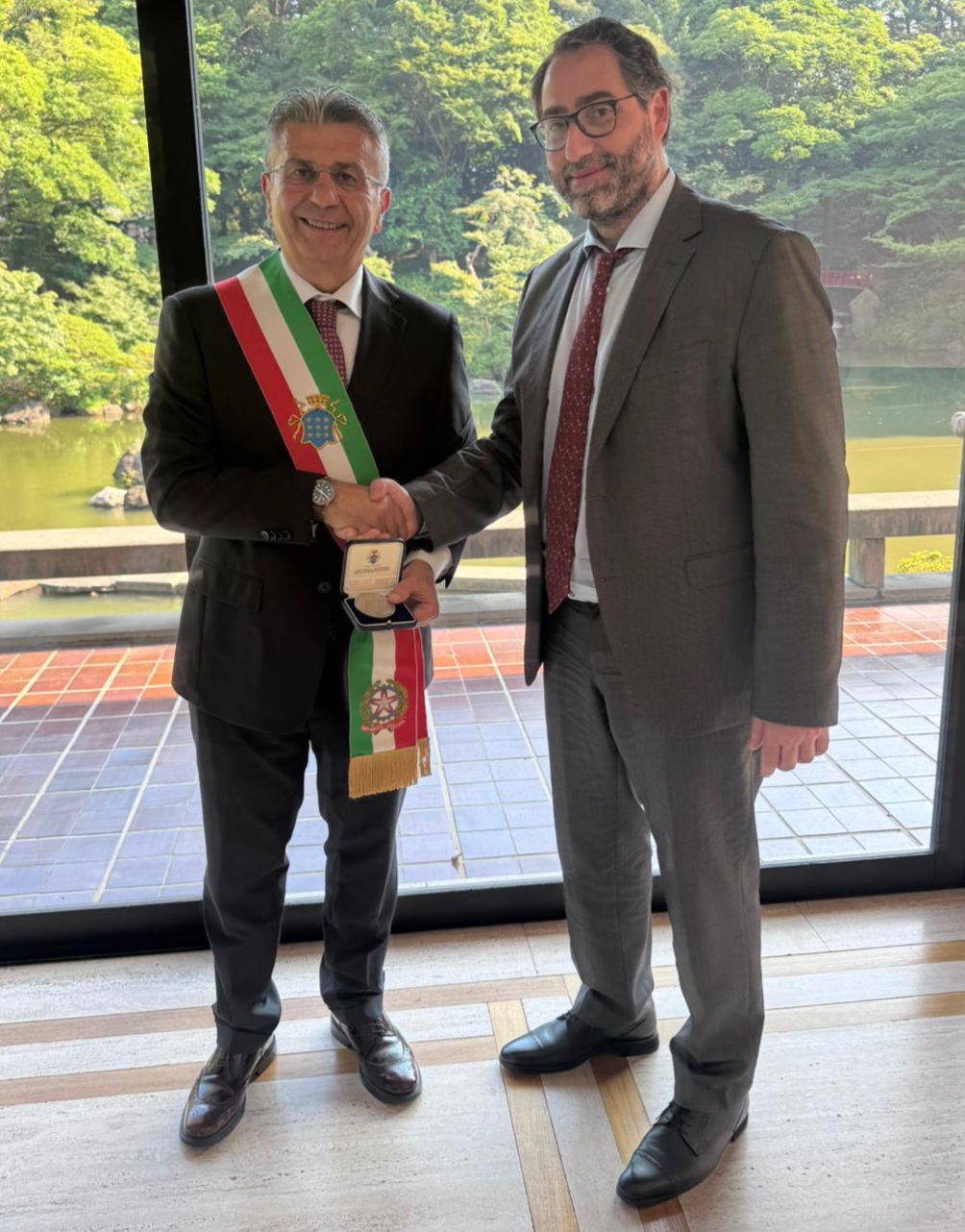 In foto, il sindaco Salera e Stefano Stucci presso l'Ambasciata italiana a Tokio