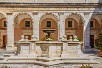 Il primo è quello d’ingresso al cui centro è possibile ammirare il gruppo bronzeo raffigurante San Benedetto morente, dono del cancelliere tedesco Adenauer, mentre sotto il porticato si trova il mosaico del Cristo tra la Madonna e San Martino disegnato da Frate Vignarelli.<br>Usciti dal Chiostro d’ingresso si entra in quello del Bramante. Quello che ci appare oggi è stato ricostruito sull’originale disegno del 1595. Largo 30 metri e lungo 40, con la sua eccezionale scenografia ospita ai piedi della gradinata la statua di San Benedetto, miracolosamente scampata ai bombardamenti del 1944, e quella di sua sorella Santa Scolastica. Da qui è possibile anche vedere il Cimitero Militare Polacco.<br>Il terzo chiostro è quello dei benefattori, il cui disegno è attribuito ad Antonio da Sangallo il Giovane, la sua versione originale risale al 1513. Nel porticato sono state sistemate dal 1666 ben 24 grandi statue di Papi, Santi o Re.