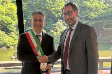 In foto, il sindaco Salera e Stefano Stucci presso l'Ambasciata italiana a Tokio