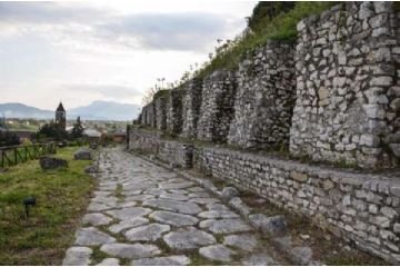 Riportato alla luce negli anni ’50 del Novecento, il tratto di strada che attraversa la zona sud-orientale dell’area archeologica di Cassino ci permette di poter ammirare il lastricato che anticamente copriva le antiche vie romane. I basoli, di questa strada che collegava Casinum alla via Latina, sono sistemati a schiena d’asino, per permettere così un rapido deflusso delle acque, considerando la larghezza della strada ed in base alle tracce lasciate dal passaggio dei carri si suppone che non permettesse l’incrocio nei due sensi di marcia. Lungo questa strada sono state rinvenute le lapide funerarie che ora sono esposte al Museo Archeologico.