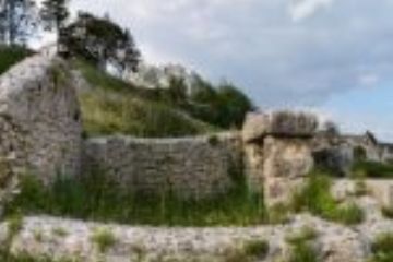 Le varie campagne di scavo che si sono succedute nel corso del tempo intorno all’area dell’Anfiteatro Romano di Cassino hanno portato alla luce diversi sepolcreti. Si tratta in prevalenza di tombe di epoca romana, ma non mancano reperti risalenti all’Età del Ferro.<br>I sepolti, inumati, erano posti direttamente sulla terra o sul fondo roccioso, coperti da lastre di pietra calcarea e ciottoli. I corredi funerari, sono composti prevalentemente da vasellame in impasto e oggetti personali, che consentono di stabilire il sesso del defunto.