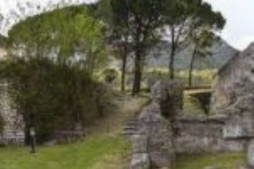 Incorporata nelle mura dell’antica Cassino troviamo la Tomba di Ummidia Quadratilla, la matrona romana che nel I secolo d.C. fece erigere a proprie spese l’Anfiteatro Romano ed un tempio, di cui non è rimasta traccia, anche se per qualche studioso potrebbe trattarsi dello stesso mausoleo. Per lunghi secoli si è pensato che questo monumento funerario fosse di origine etrusca. La struttura è a croce greca con bracci simmetrici e con una volta perfettamente circolare.