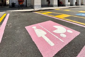 Stalli rosa per donne in gravidanza o genitori di bambini non oltre i due anni, ecco come ottenere il permesso