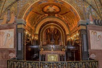 Al di sotto dell’altare della Basilica del monastero benedettino si trova la cinquecentesca cripta, completamente rivestita di mosaici policromi e bassorilievi, frutto dei lavori di restauro conclusi nel 1913. Realizzata scavando nella viva roccia della montagna nel 1544 rappresentò l’unico posto che scampò ai bombardamenti Alleati del secondo conflitto mondiale.<br>La cripta si trova al di sotto della Basilica la cui facciata è caratterizzata da tre porte bronzee: quella centrale fu eseguita a Costantinopoli nel XI secolo e reca scolpito l’elenco dei possedimenti dell’abbazia, quelle laterali, dono del Presidente della Repubblica Luigi Einaudi, furono eseguite dallo scultore Canonica nel 1954.<br>All’interno della basilica, ricostruita secondo il disegno originario seicentesco con molti dei materiali recuperati dalle macerie, oltre alle splendide cappelle laterali, troviamo gli affreschi di Annigoni, che hanno sostituito in parte quelli di Giordano, andati distrutti nel 1944.<br>